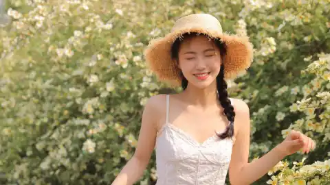 老人游泳被水冲走