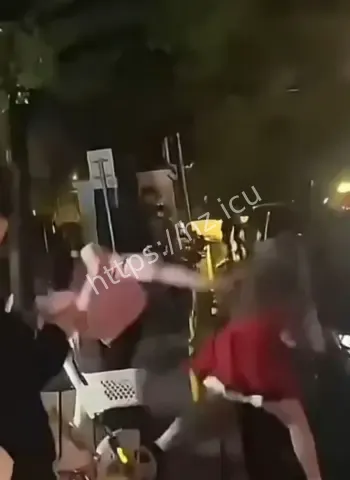 情侣街头吵架互撕